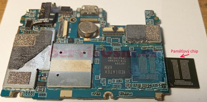 zakladni-deska-mobilu-a-odpajeny-pametovy-obvod-kde-jsou-data-telefonu